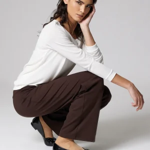 Pantalone fondo svasato con cuciture a vista