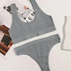 Completo di lingerie comodo in materiale strutturato