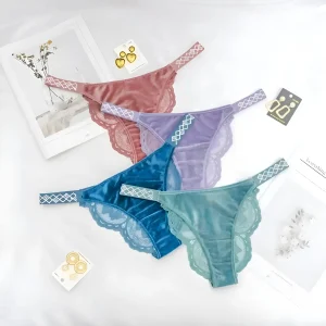 Mutandine in pizzo con cinturini lucidi